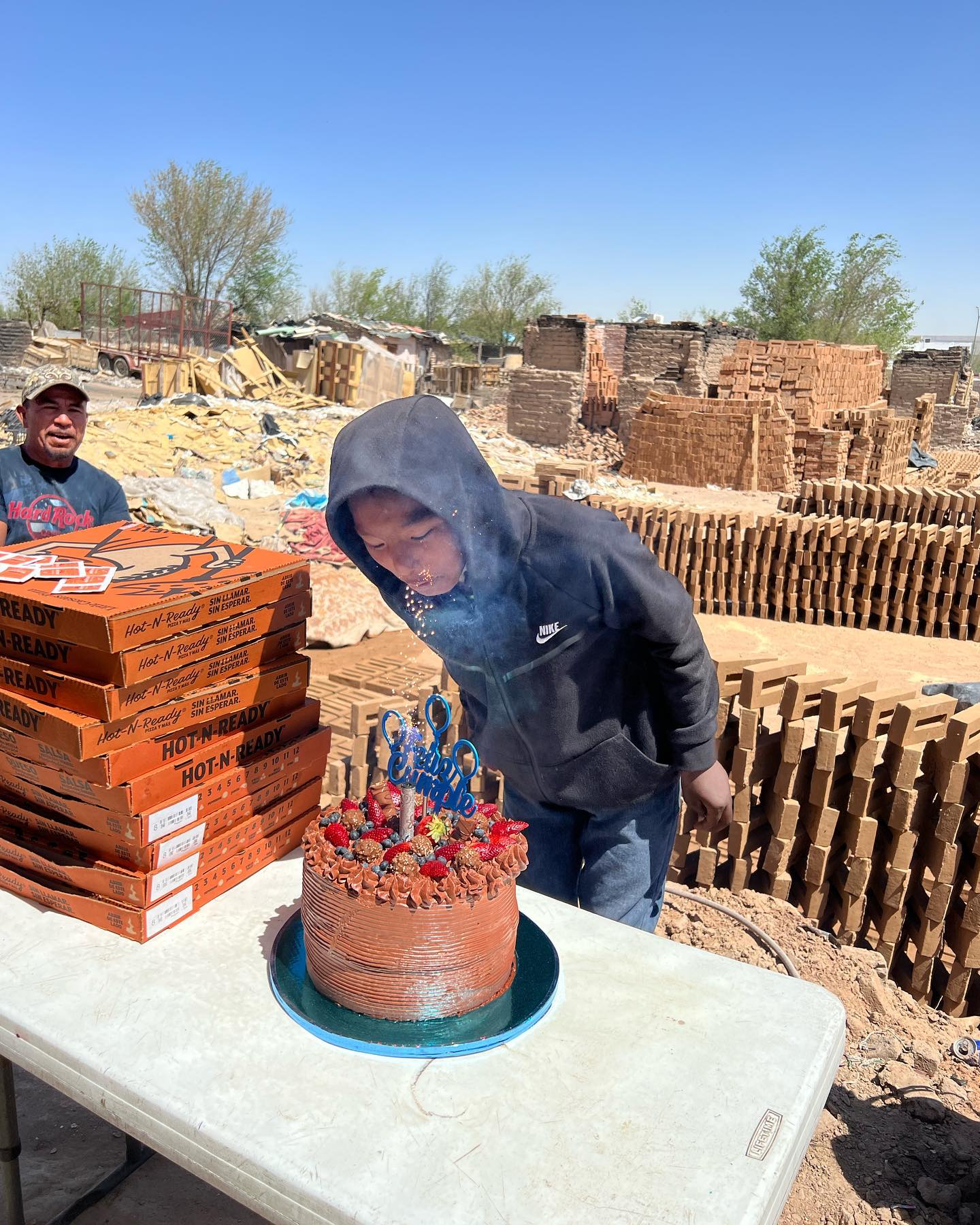 Cumplen sueño de niño que trabaja en las Ladrilleras celebrando su  cumpleaños con pizza y pastel - LA Z  FM