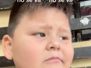 El adorable fan de Grupo Frontera que canta No se va