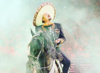 Pepe Aguilar en el Palenque de León, Guanajuato.