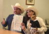 Perrito firma como testigo en la boda de sus humanos