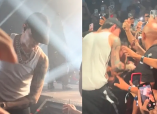 Peso Pluma baja del escenario para cantar con niño con discapacidad